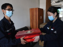 泰和公司为员工发放中秋福利